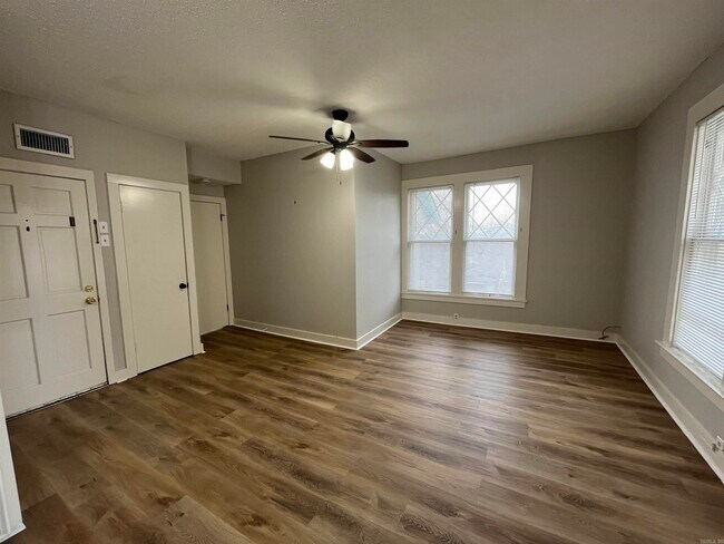 Building Photo - 1020 Kavanaugh Blvd
