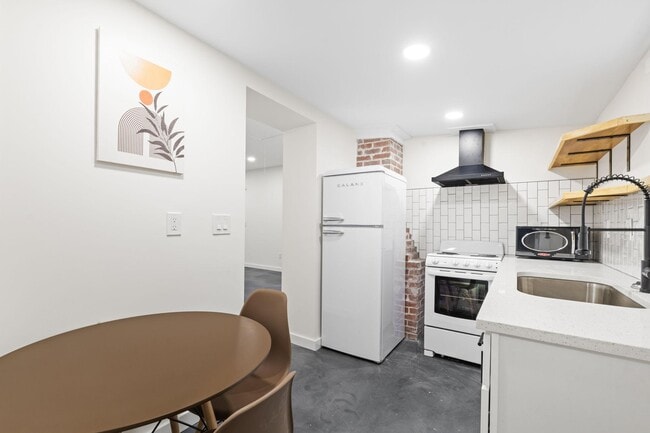 Building Photo - 219 W 41st St