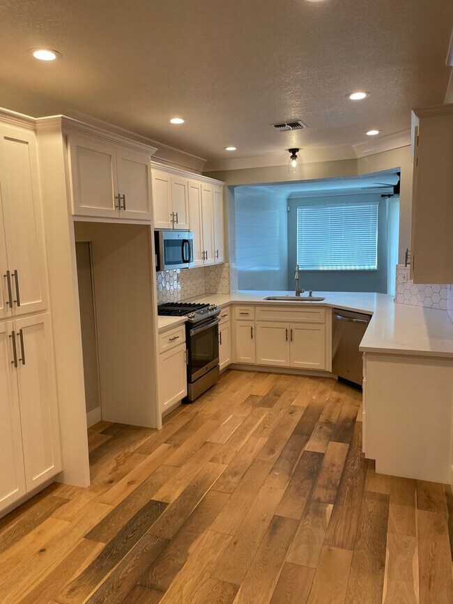 Building Photo - VERY NICELY UPDATED 3 BED, 2 BATHROOM, & 2...