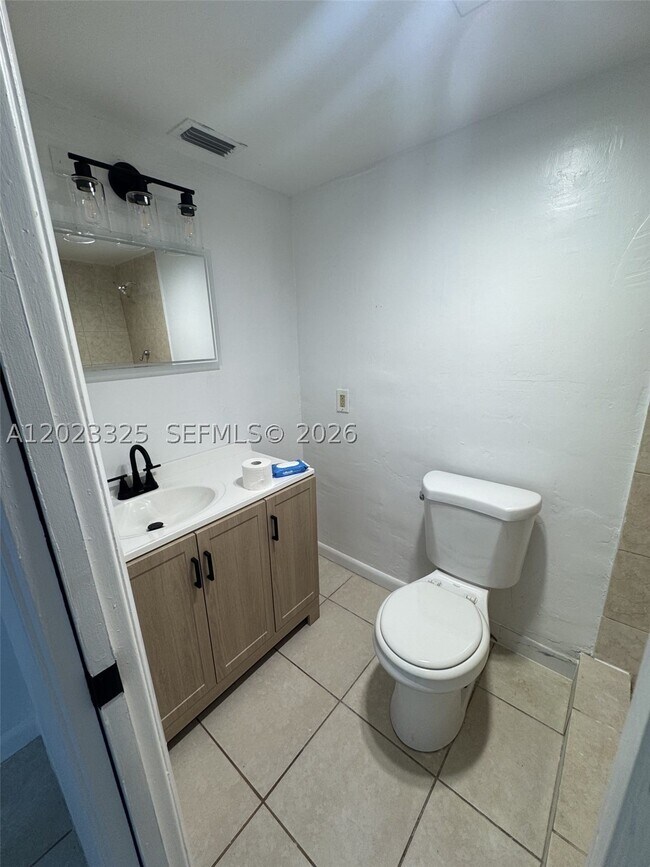Building Photo - 1643 NE Miami Gardens Dr