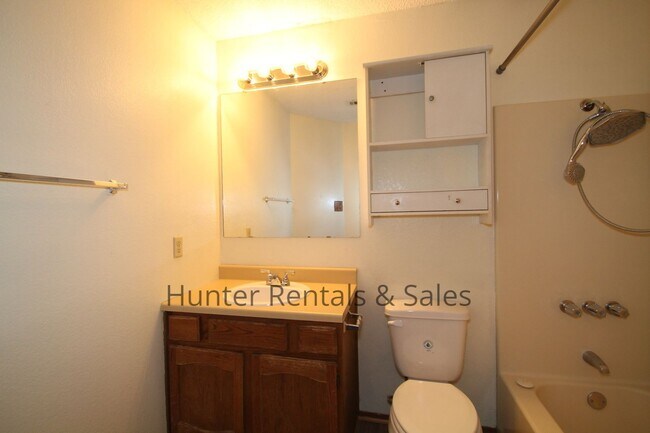 Building Photo - Willowsprings Two Bedroom Cutie!