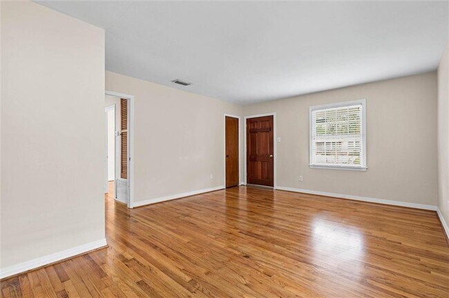 Building Photo - 161 Poydras Ave