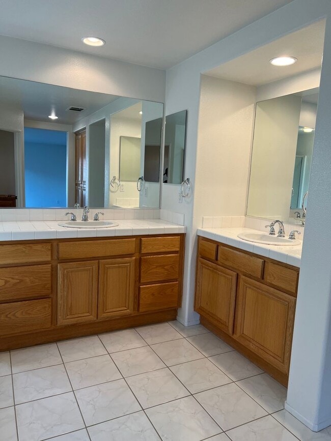 Building Photo - Beautiful home in central location of Victorville