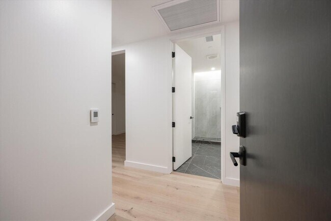 Building Photo - 610 Davis St