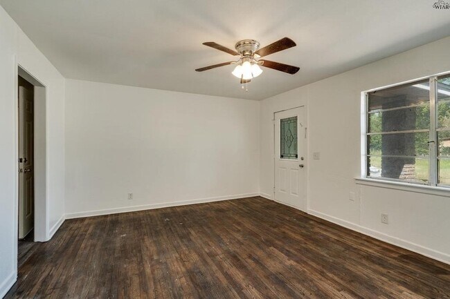 Building Photo - 604 E 1st St