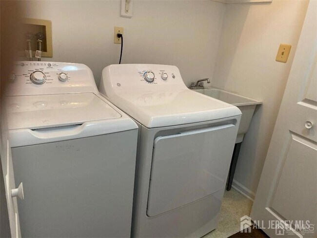 Building Photo - 33 Marion Dr