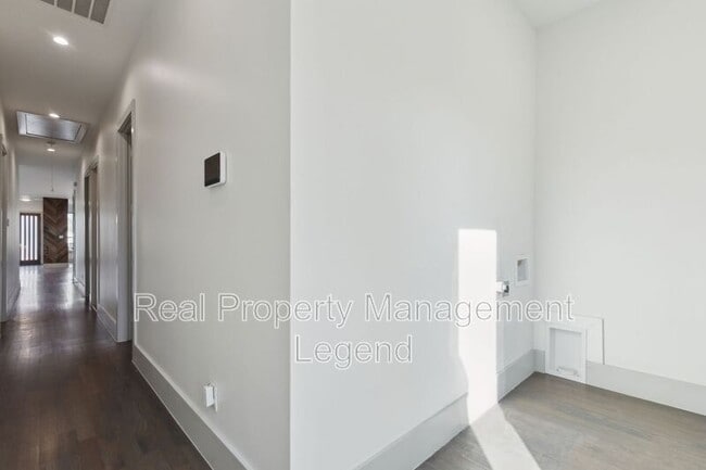 Building Photo - 1018 S Waverly Dr