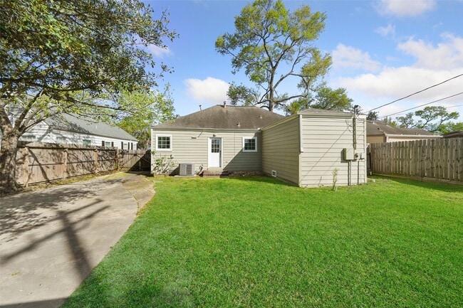 Building Photo - 4502 Rockwood Dr