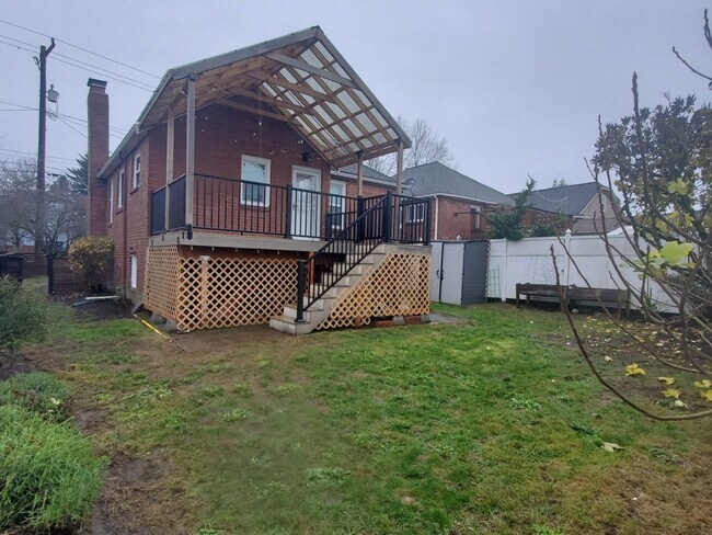 Building Photo - Charming 4 bed, 2 bath, fully fenced, covered deck in convenient location.