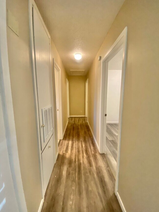 Building Photo - Move in special - second month's rent is free