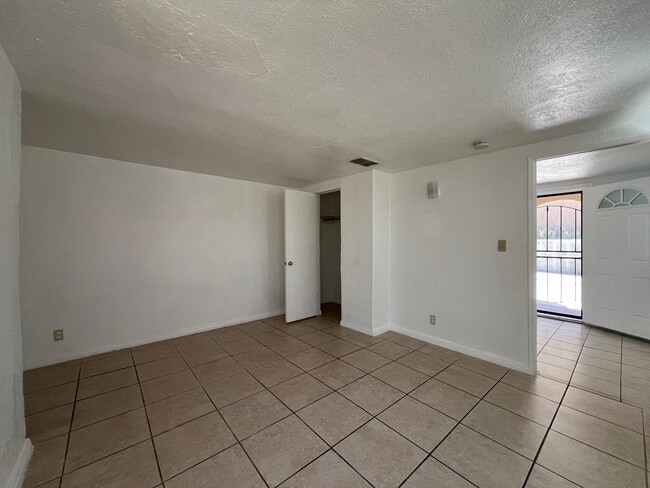 Building Photo - P026