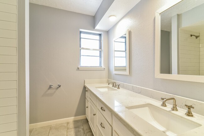 Building Photo - 11715 Parkriver Dr