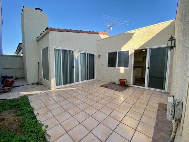 Building Photo - 3 Bed 2 Bath in Gated Beach Community-A must see Home