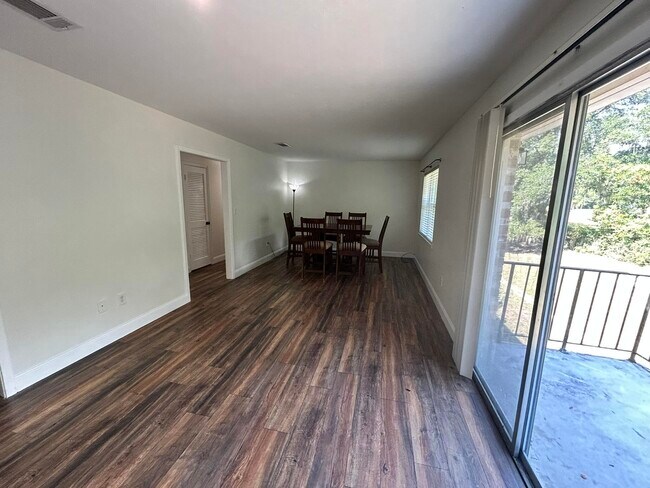 Building Photo - 115 Country Club Dr