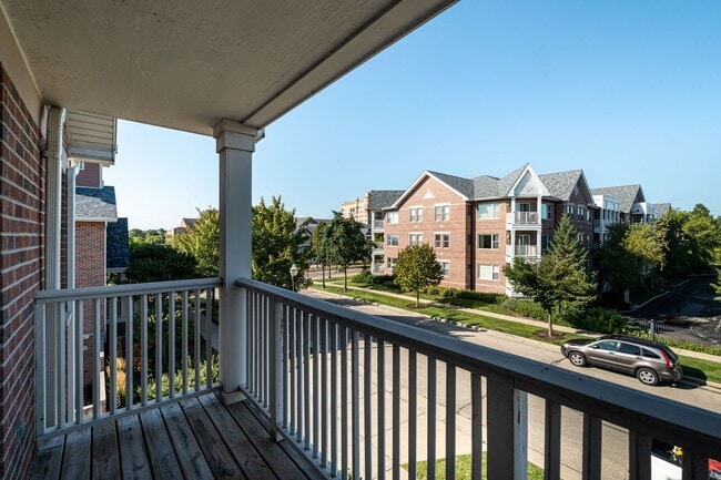 Building Photo - Live steps from Lake Michigan in this spac...