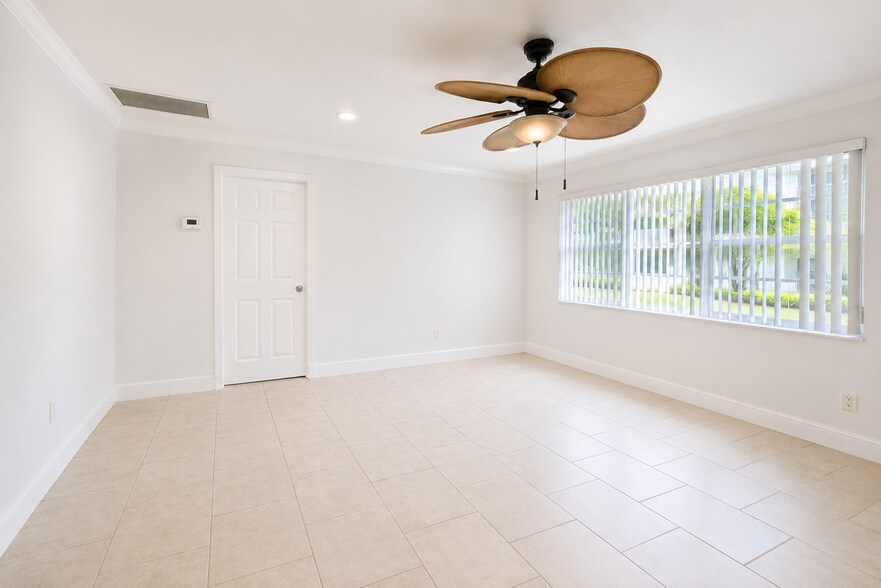 Building Photo - 911 Burch Dr