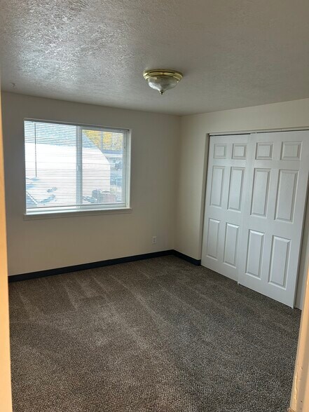 Building Photo - 933 NW Cains Rd