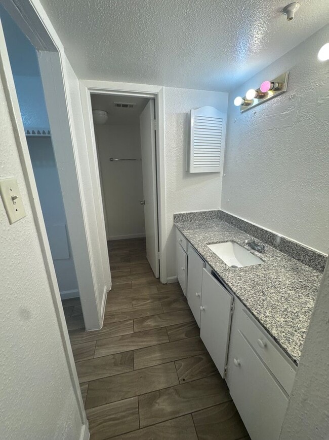Building Photo - 3 bed, 2 bath 1st floor condo