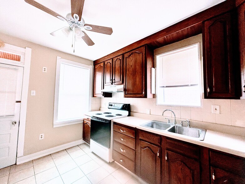 Building Photo - 4922 Winona Ave