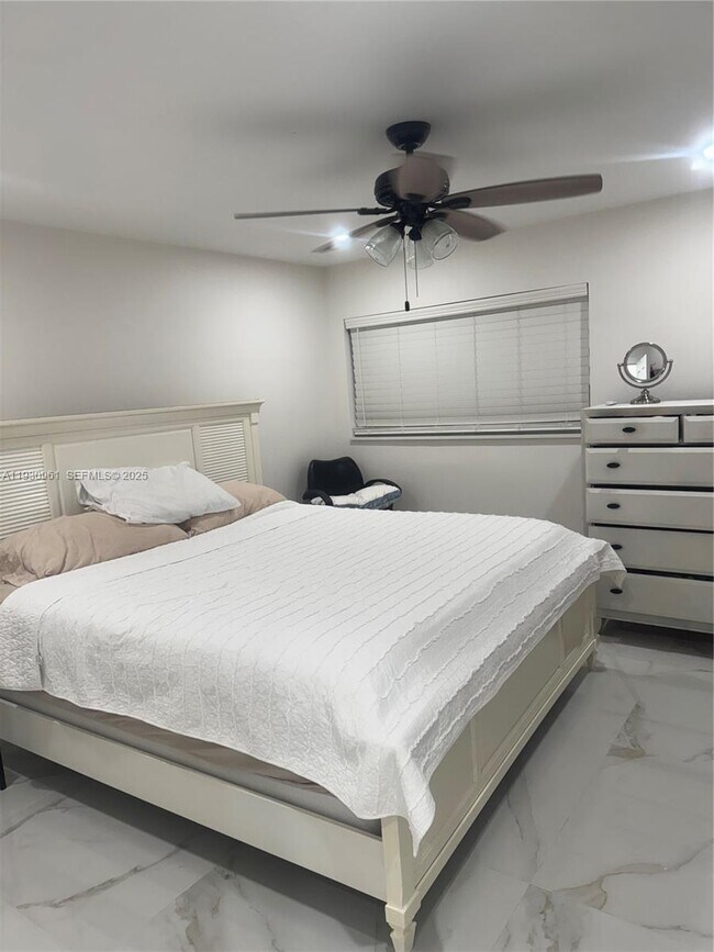 Building Photo - 3922 NE 166th St