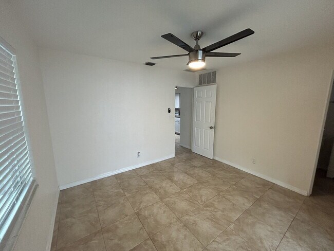 Building Photo - "Cozy 1-Bedroom Apartment in St. Petersburg – 550 Sq Ft of Comfort & Convenience!"