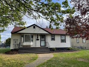 Building Photo - Audubon-Downriver Neighborhood 3+ bedroom, 1 bath corner lot with large, fenced yard