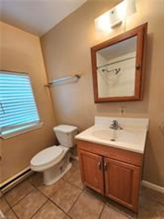 Building Photo - Cute upstairs home