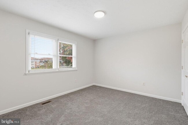 Building Photo - 405 Willow Lawn Dr