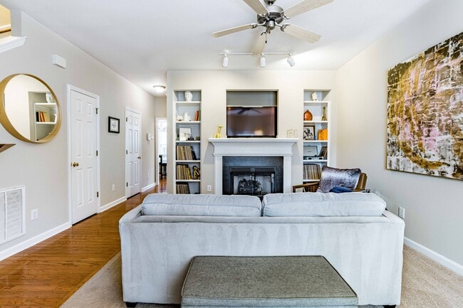 Building Photo - 2 Bedroom + Loft Townhome in Prime Raleigh...
