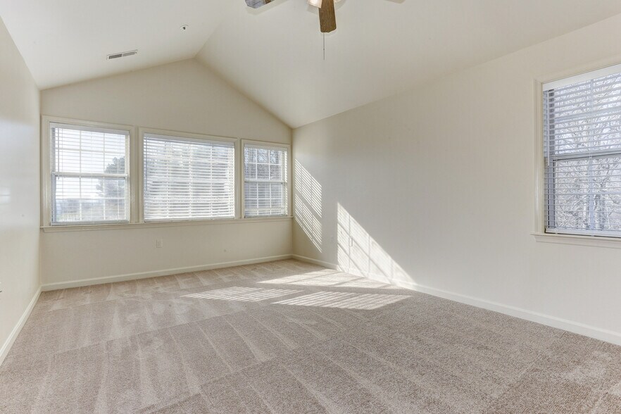 Master Bedroom - 8384 Montgomery Run Rd
