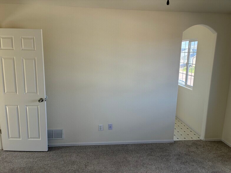 Building Photo - 8390 Dassel Dr