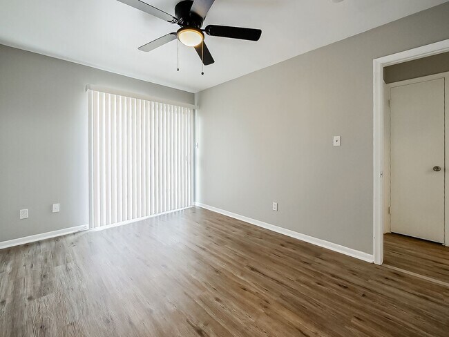 Building Photo - Freshly Updated 2BR Home in Prime White Lake Location!