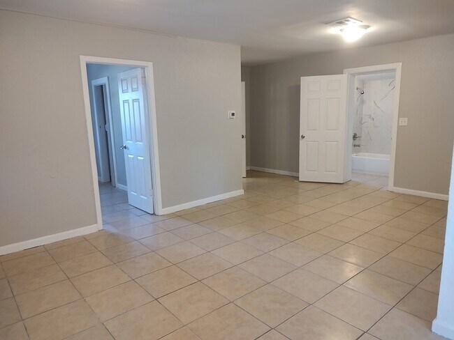 Building Photo - 3010 E Idlewild Ave