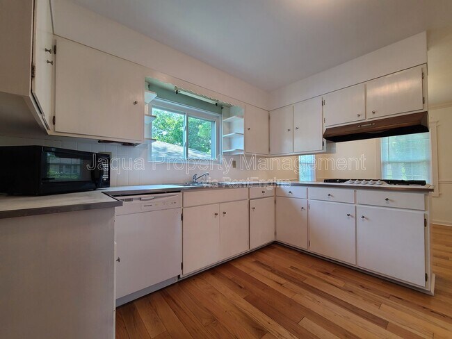 Building Photo - 547 Archer Ave