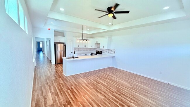 Building Photo - 7014-5914 02