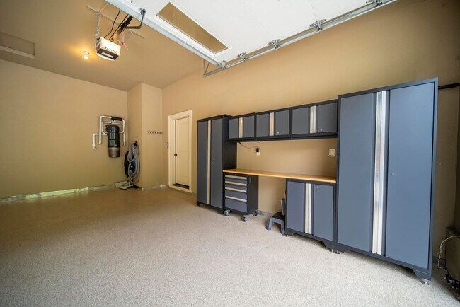 Building Photo - 4640 SE Honors Dr