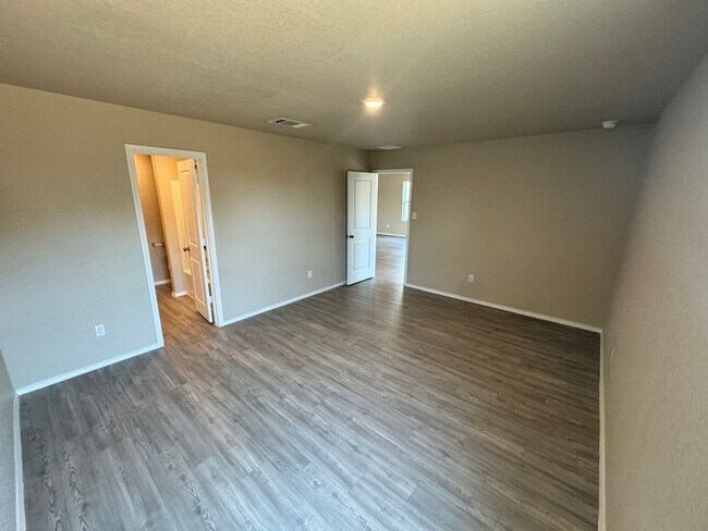 Building Photo - Move-In Ready Modern Home with Open Layout...