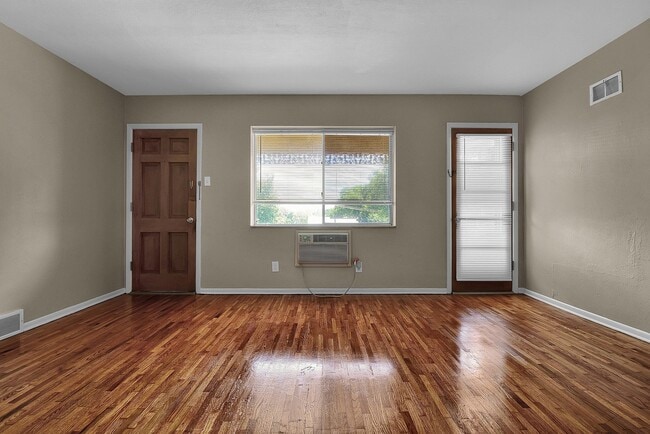 Building Photo - St. Louis Hills Studio