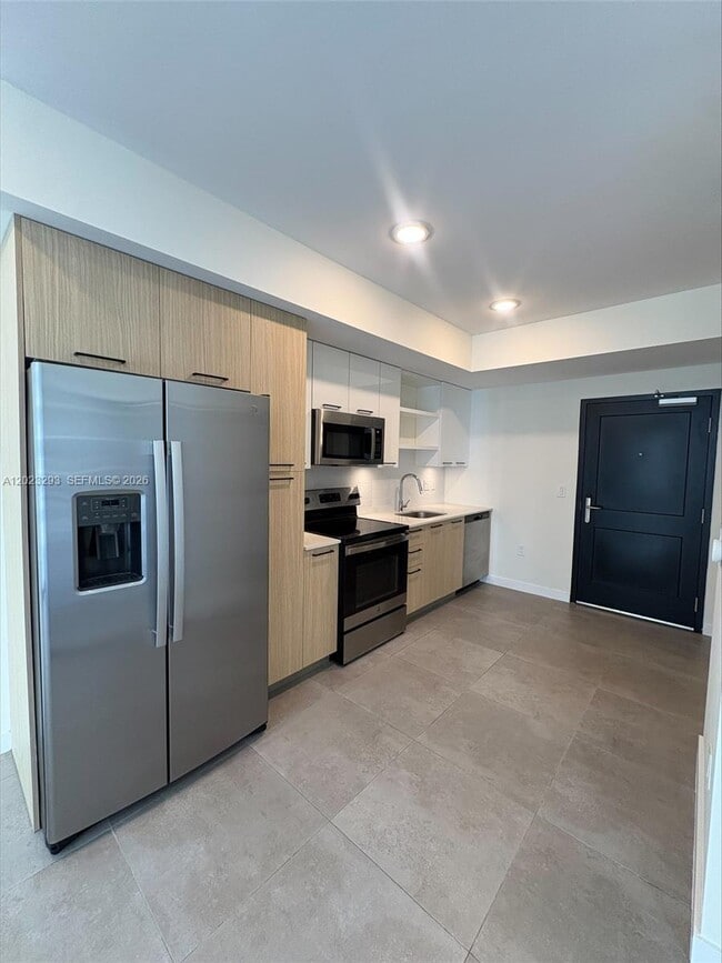 Building Photo - 16395 Biscayne Blvd