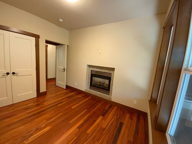 Building Photo - 13003 Roosevelt Rd