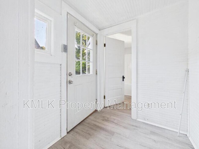 Building Photo - 701 Kling St