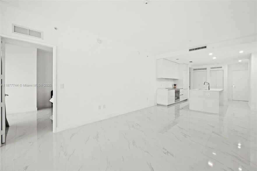 Building Photo - 700 NE 24th St