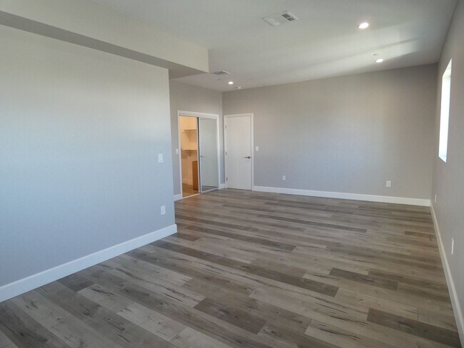 Building Photo - 1626 S La Brea Ave