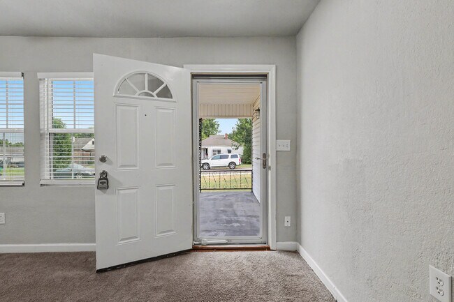 Building Photo - 537 SW 45th St