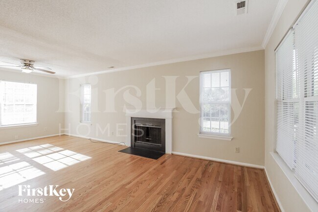 Building Photo - 2400 Devon Dr