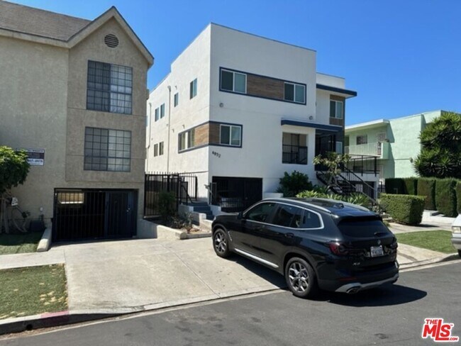 Building Photo - 4832 Rosewood Ave
