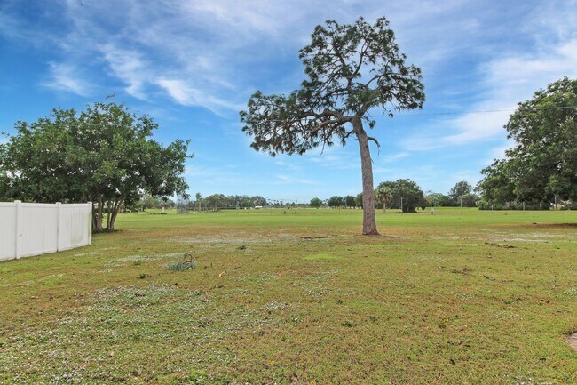 Building Photo - 133 Golf Club Ln