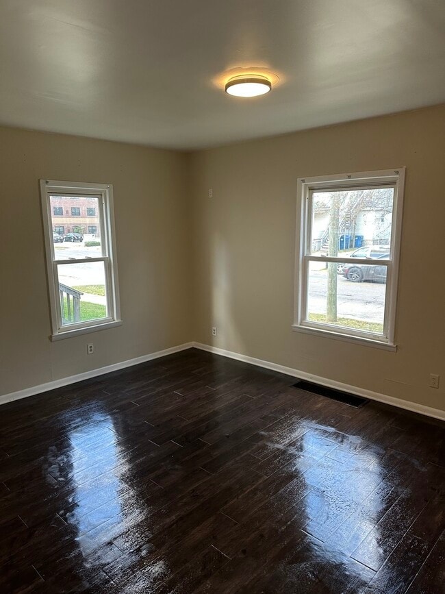 Building Photo - 554 W Station St