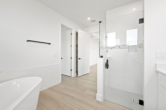 Building Photo - 1523 NW 34th Ave