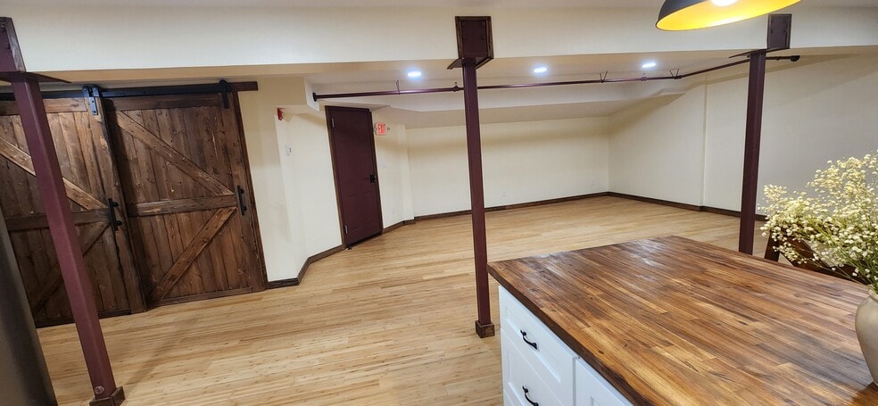 Building Photo - 423 W 1st Ave